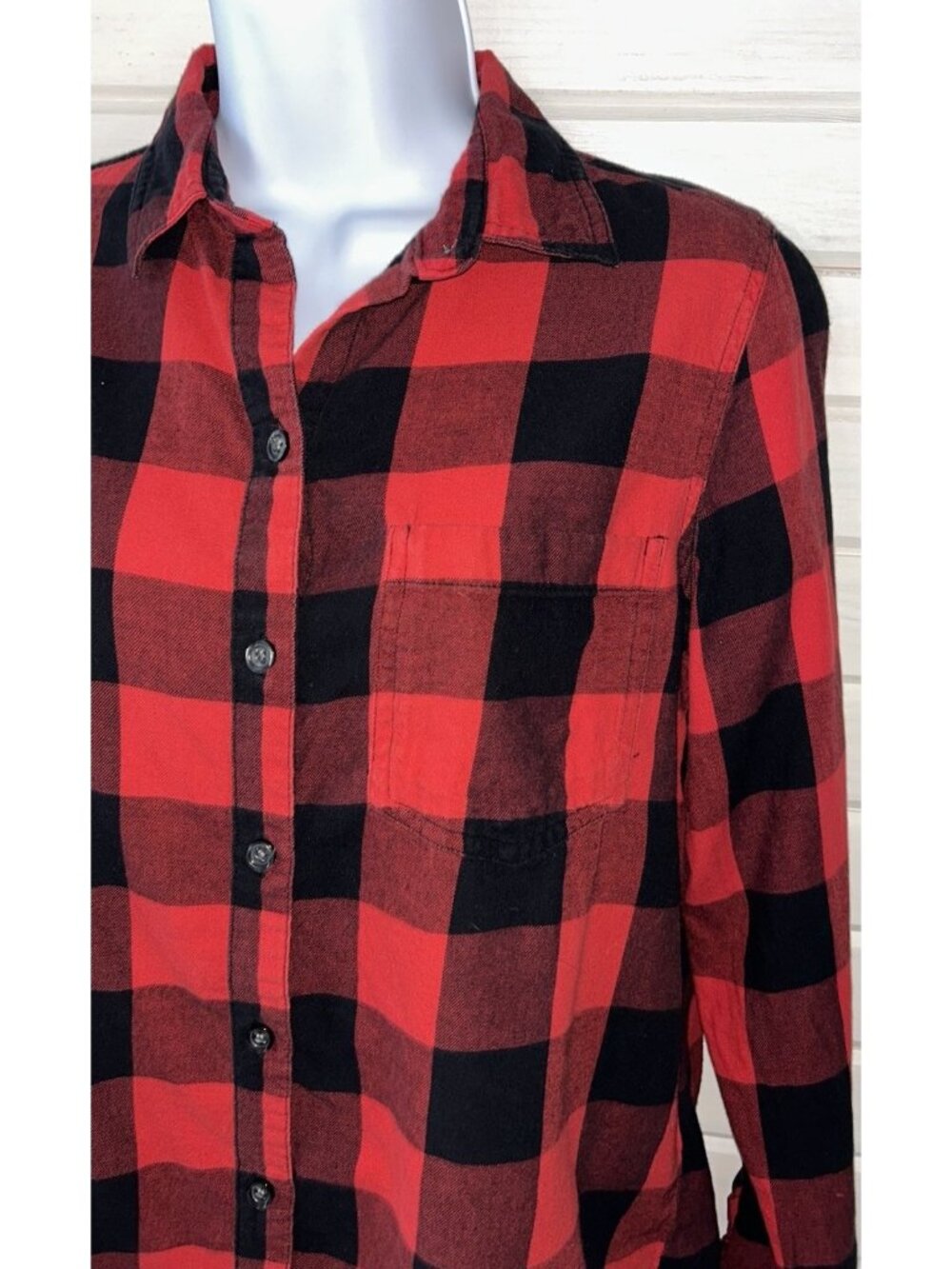 Old Navy Sz MEDIUM Red Black Buffalo Plaid Cotton Flannel Shirt Relaxed Fit EUC